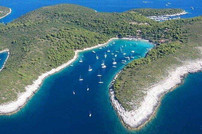 Guide to Croatia - Choosing a sailing route #croatia #hvar #palmizana - Chasing the Donkey