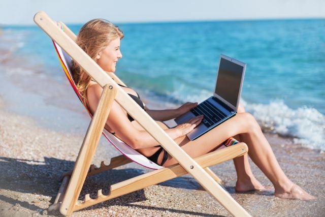 Girl-on-beach_stockunlimted-laptop