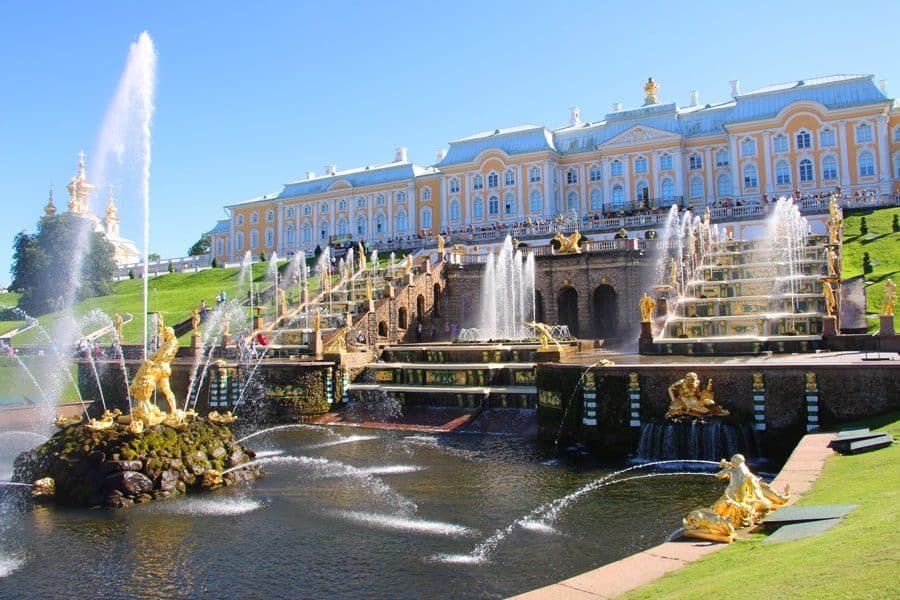 Russia Travel Blog_Best Two Week Russia Travel Itinerary_Peterhof-fountains