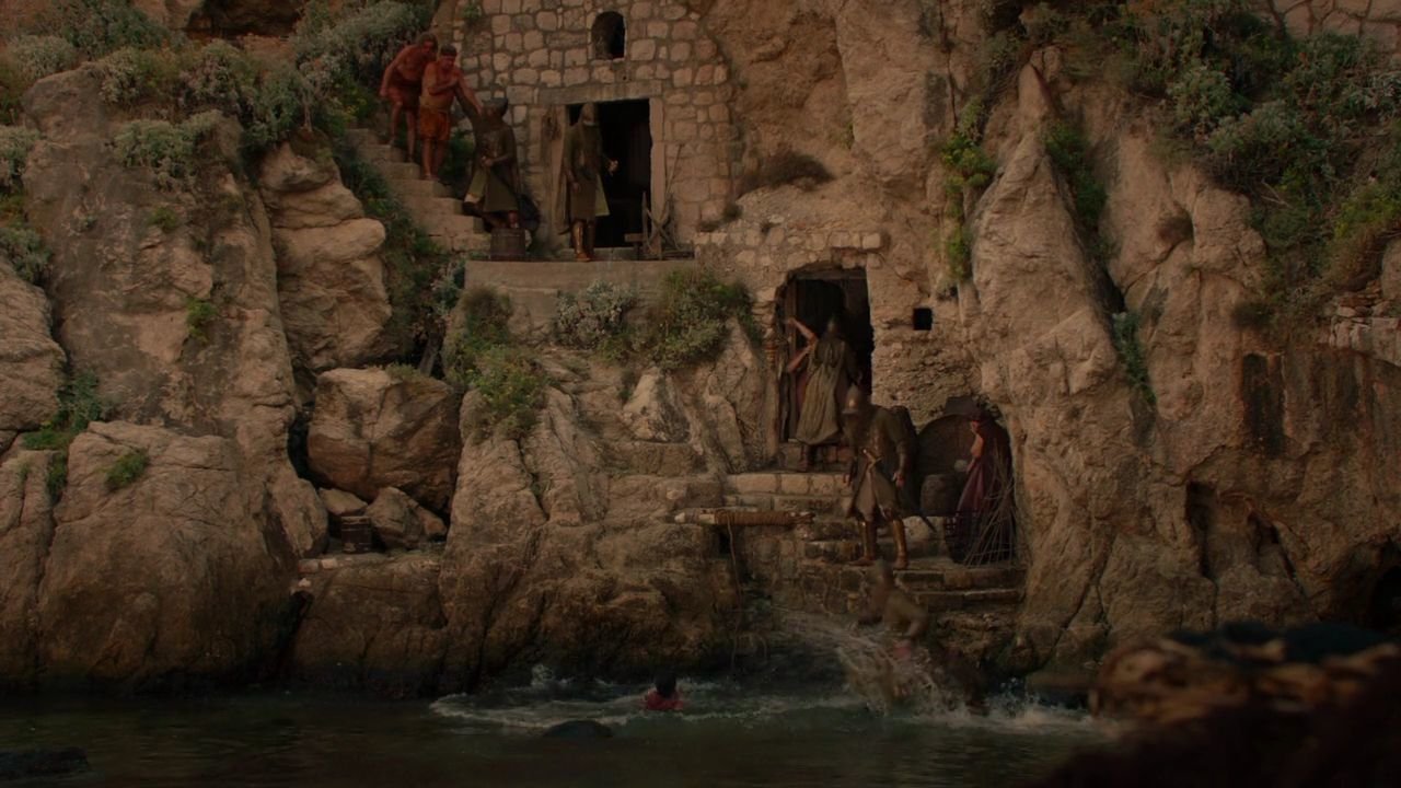 S2 E1 Gold Cloaks search houses at the Dubrovnik West Harbor