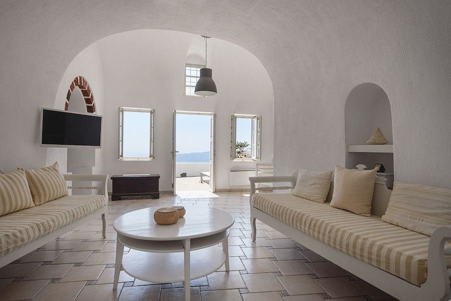 Greece Travel Blog_Where To Stay In Santorini Greece_Vista Mare Studios