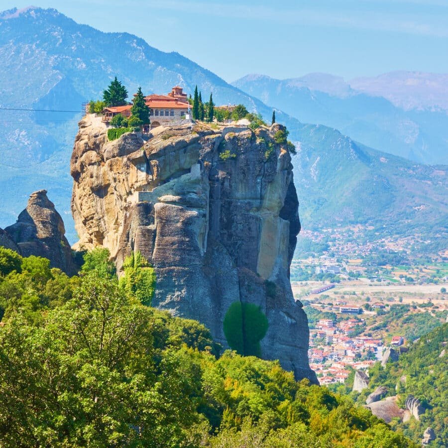 Meteora-Monasteries_Holy-Trinity-monastery-on-the-rock-in-Meteora_greece