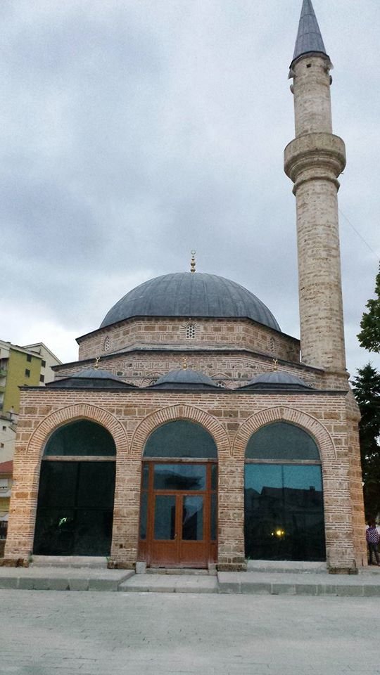 Iliaz Bej Mirahorit Mosque with a clock tower in front of it in Korçë, Albania.