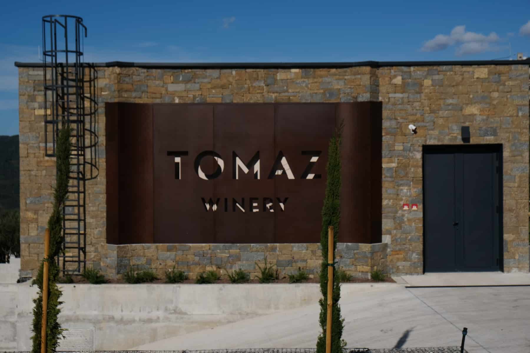 A building in Istria with a sign that says tomae winery.