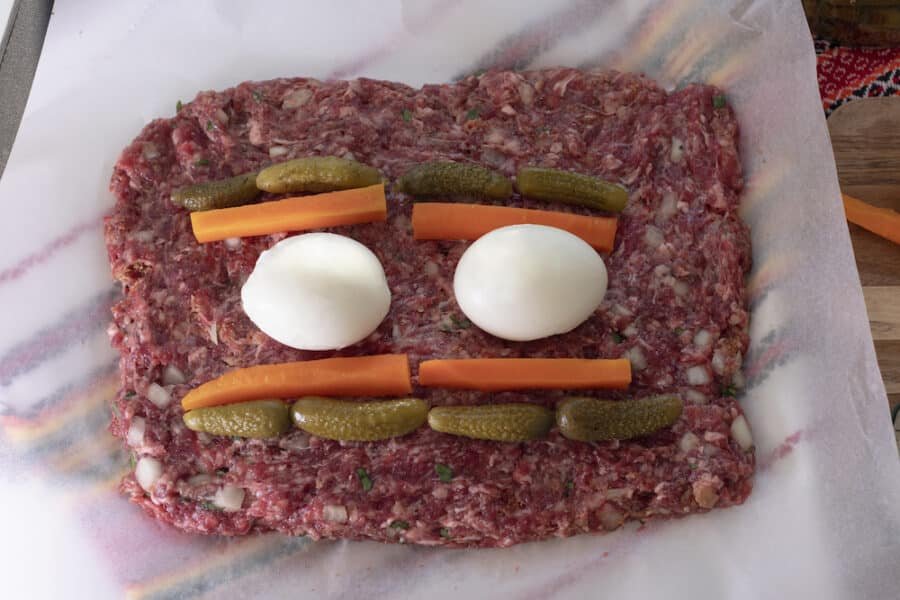How to make a rulo stefani - a Bulgarian meatloaf shaped like an egg with carrots and pickles.