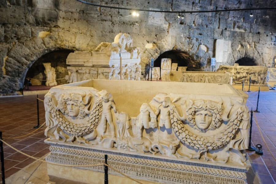 Hierapolis-Pamukkale, an ancient city with a plethora of statues, offers an immersive museum experience guided by knowledgeable experts.