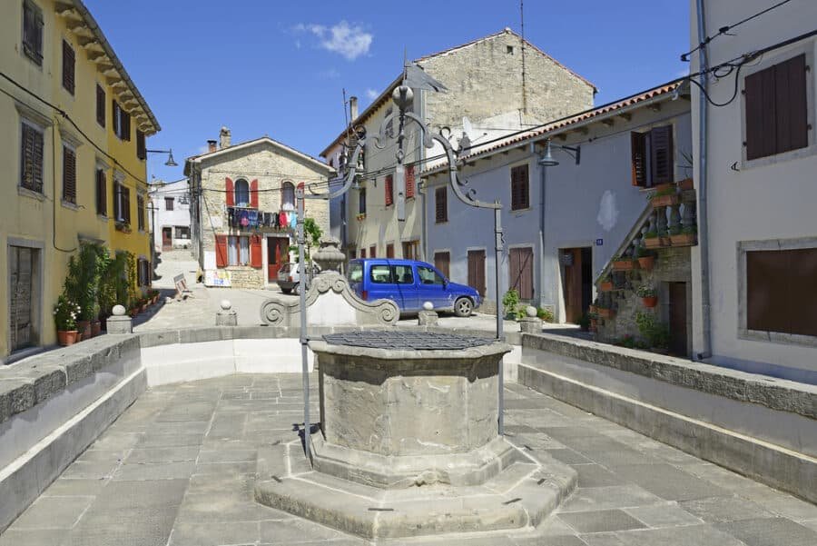 A stone well inBuzet, adorned with intricate carvings stands gracefully in the middle of the Istrian town of Buzet, capturing the essence of its rich cultural heritage. Surrounded by cobble