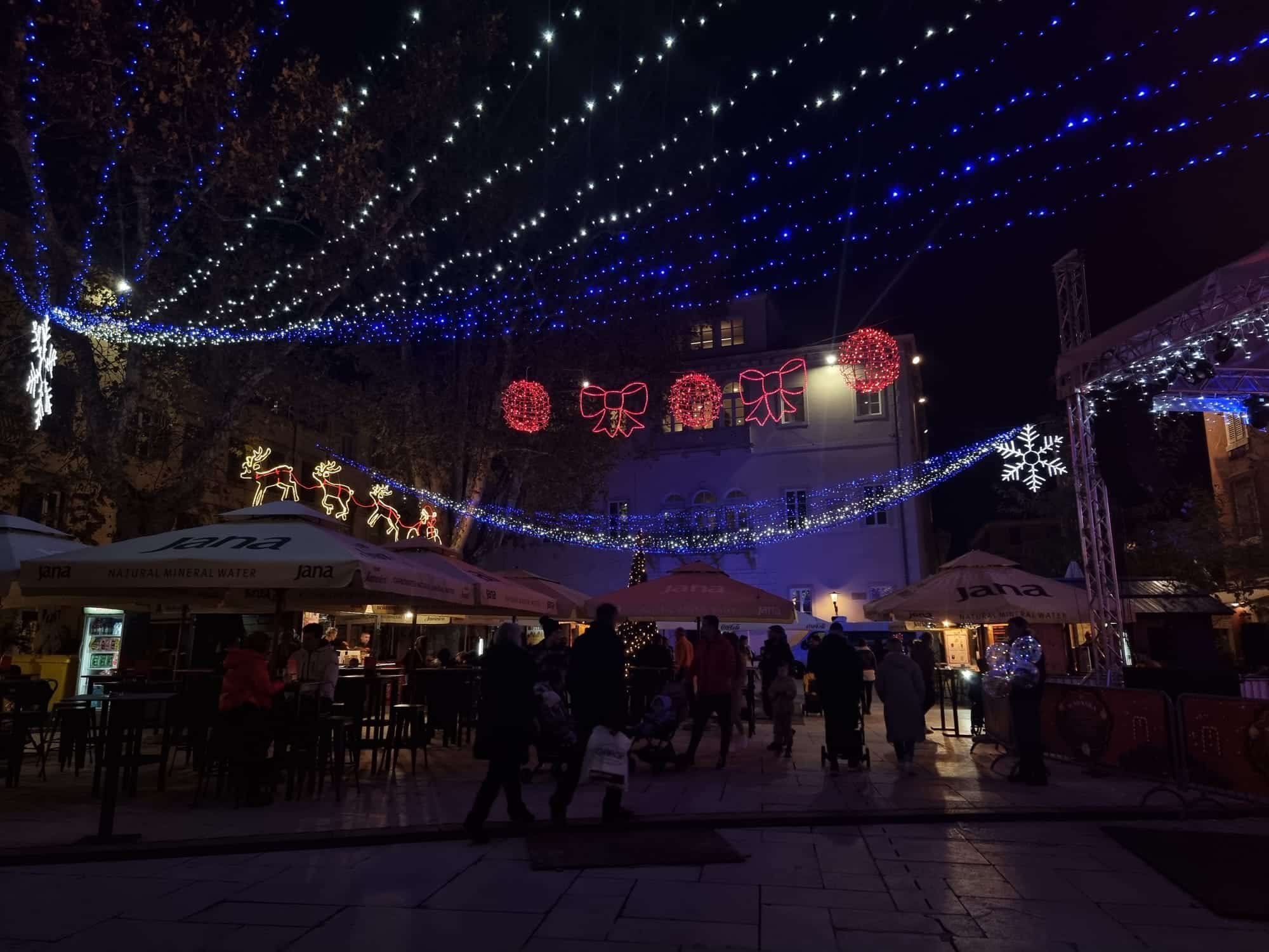 Experience the enchantment of advent in Zadar, where a Christmas market awaits you with shimmering blue lights.